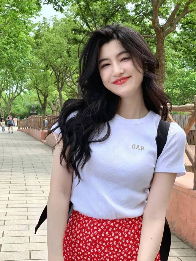 开云集团立文体剪的艺术怎样在打扮设想中彰显共同气势派头与气场